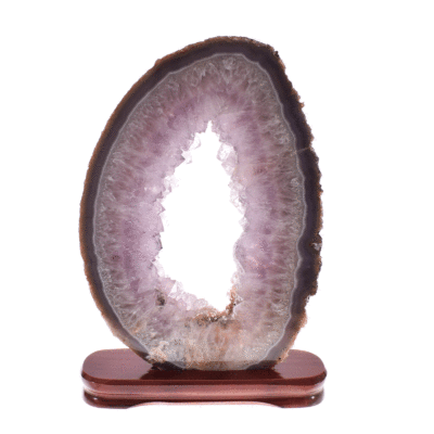 Φέτα φυσικής πέτρας αχάτη με κρύσταλλα αμεθύστου, τοποθετημένη σε ξύλινη βάση. Ο Αχάτης είναι γυαλισμένος στις δύο όψεις του και έχει ύψος 40cm. Αγοράστε online shop.