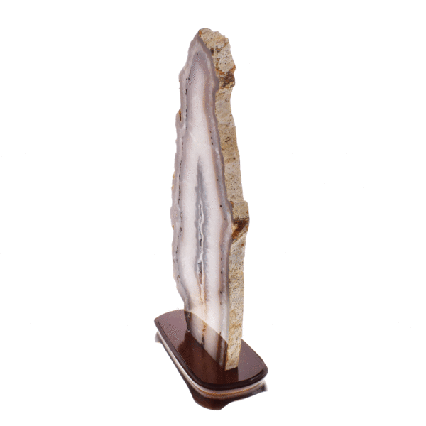 Slice of natural agate gemstone with crystal quartz, placed on a wooden base. The agate is polished on both sides and it has a height of 44cm. Buy online shop.