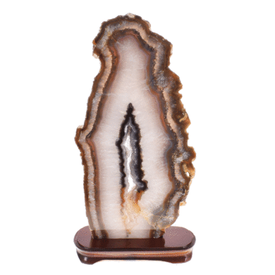 Φέτα φυσικής πέτρας αχάτη με κρύσταλλα χαλαζία, τοποθετημένη σε ξύλινη βάση. Ο Αχάτης είναι γυαλισμένος στις δύο όψεις του και έχει ύψος 44cm. Αγοράστε online shop.