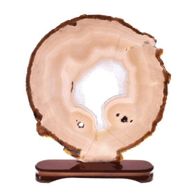 Φέτα φυσικής πέτρας αχάτη με κρύσταλλα χαλαζία, τοποθετημένη σε ξύλινη βάση. Ο Αχάτης είναι γυαλισμένος στις δύο όψεις του και έχει ύψος 35cm. Αγοράστε online shop.