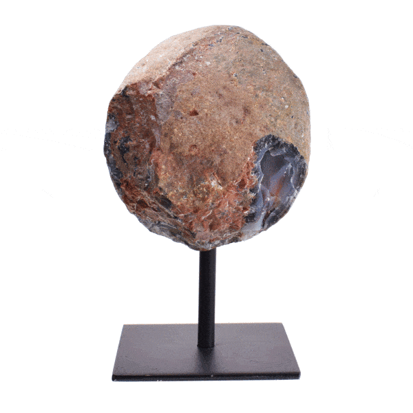 Γεώδες φυσικής πέτρας αχάτη με κρύσταλλα χαλαζία στο εσωτερικό του. Ο αχάτης είναι ενσωματωμένος σε μαύρη, μεταλλική βάση και το συνολικό ύψος είναι 18,5cm. Αγοράστε online shop.