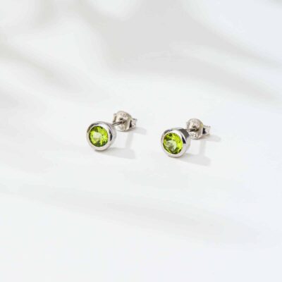 Handmade stud earrings made of sterling silver and natural peridot gemstone, in a round shape. Buy online shop.