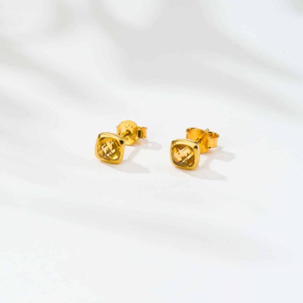 Handmade stud earrings made of gold plated sterling silver and natural citrine quartz gemstone, in a square shape. Buy online shop.