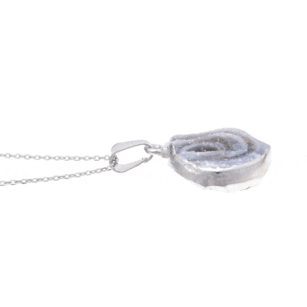 Natural agate gemstone pendant with crystal quartz, in a round shape and cover made of hypoallergenic silver plated metal. The pendant is threaded on a sterling silver chain with adjustable length. Buy online shop.