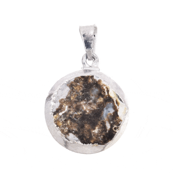 Natural agate gemstone pendant with crystal quartz, in a round shape and cover made of hypoallergenic silver plated metal. The pendant is threaded on a sterling silver chain with adjustable length. Buy online shop.