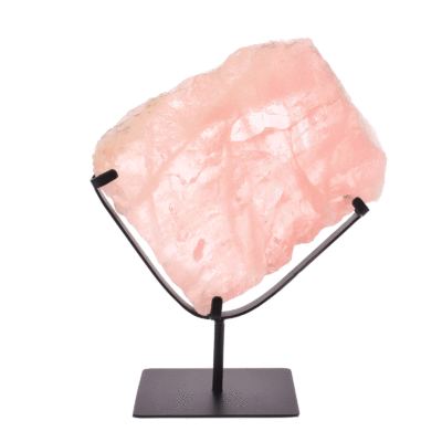 Γυαλισμένη φέτα φυσικής πέτρας ροζ χαλαζία, τοποθετημένη σε μαύρη, μεταλλική βάση. Το προϊόν έχει ύψος 33cm. Αγοράστε online shop.