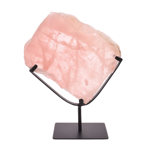 Γυαλισμένη φέτα φυσικής πέτρας ροζ χαλαζία, τοποθετημένη σε μαύρη, μεταλλική βάση. Το προϊόν έχει ύψος 33cm. Αγοράστε online shop.