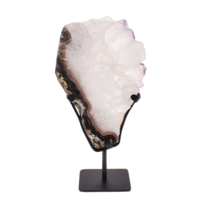 Γυαλισμένη φέτα φυσικής πέτρας αχάτη με κρύσταλλα χαλαζία και αμεθύστου, τοποθετημένη σε μαύρη, μεταλλική βάση. Το προϊόν έχει ύψος 33cm. Αγοράστε online shop.