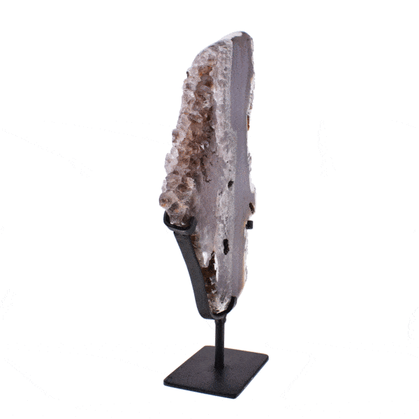 Γυαλισμένη φέτα φυσικής πέτρας αχάτη με καπνώδη χαλαζία, τοποθετημένη σε μαύρη μεταλλική βάση. Το προϊόν έχει ύψος 36cm. Αγοράστε online shop.