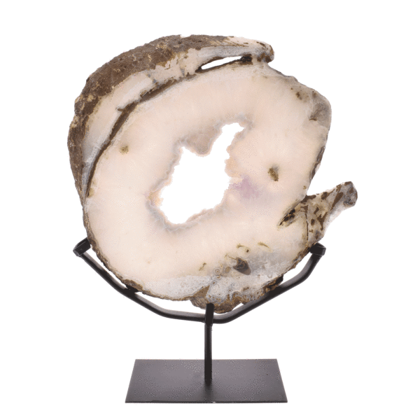 Γυαλισμένη φέτα φυσικής πέτρας αχάτη με κρύσταλλα χαλαζία, τοποθετημένη σε μαύρη, μεταλλική βάση. Το προϊόν έχει ύψος 38cm. Αγοράστε online shop.