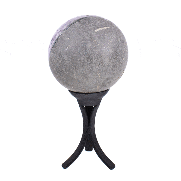 Χειροποίητη σφαίρα από γεώδες φυσικής πέτρας αμεθύστου με διάμετρο 8,5cm. Η σφαίρα είναι τοποθετημένη σε μαύρη, μεταλλική βάση. Αγοράστε online shop.