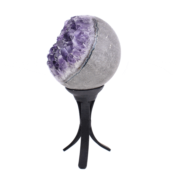 Χειροποίητη σφαίρα από γεώδες φυσικής πέτρας αμεθύστου με διάμετρο 8,5cm. Η σφαίρα είναι τοποθετημένη σε μαύρη, μεταλλική βάση. Αγοράστε online shop.