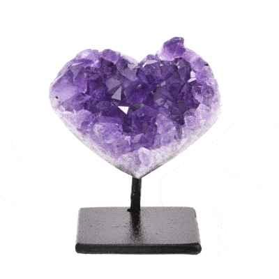 Φυσική πέτρα αμεθύστου σε σχήμα καρδιάς, ενσωματωμένη σε μαύρη μεταλλική βάση. Το προϊόν έχει ύψος 6cm. Αγοράστε online shop.