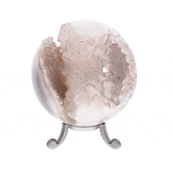 Σφαίρα από φυσικό πέτρωμα αχάτη με κρύσταλλα χαλαζία, διαμέτρου 7,5cm. Η σφαίρα συνοδεύεται από μια γκρι plexiglass βάση. Αγοράστε online shop.