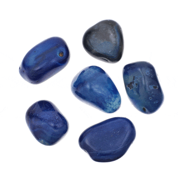 Tumbled, natural agate gemstones, artificially colored. The size of the stones ranges from 2.5cm to 3cm. Buy online shop.