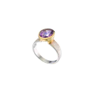 Χειροποίητο δαχτυλίδι από ασήμι 925 και φυσική πέτρα αμεθύστου οβάλ σχήματος. Το δαχτυλίδι έχει σαγρέ γάμπα και επιχρυσωμένο καστόνι. Αγοράστε online shop.