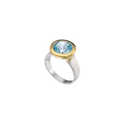 Χειροποίητο δαχτυλίδι από ασήμι 925 και φυσική πέτρα μπλε τοπαζιού στρογγυλού σχήματος. Το δαχτυλίδι έχει σαγρέ γάμπα και επιχρυσωμένο καστόνι. Αγοράστε online shop.