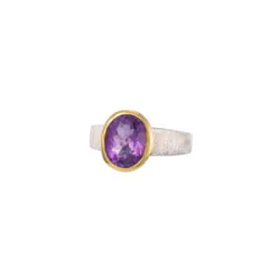 Χειροποίητο δαχτυλίδι από ασήμι 925 και φυσική πέτρα αμεθύστου οβάλ σχήματος. Το δαχτυλίδι έχει σαγρέ γάμπα και επιχρυσωμένο καστόνι. Αγοράστε online shop.