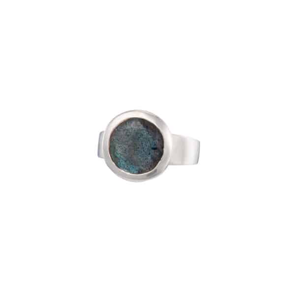 Χειροποίητο δαχτυλίδι από ασήμι 925 και φυσική πέτρα λαμπραδορίτη στρογγυλού σχήματος. Αγοράστε online shop.