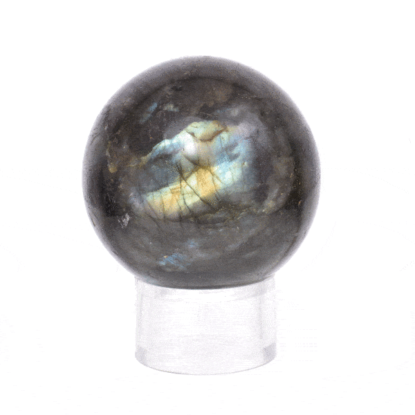 Σφαίρα από φυσικό πέτρωμα λαμπραδορίτη, διαμέτρου 7cm. Η σφαίρα συνοδεύεται από plexiglass βάση. Αγοράστε online shop.