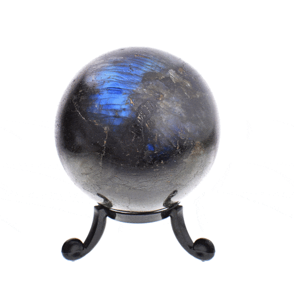 Γυαλισμένη σφαίρα από φυσική πέτρα Λαμπραδορίτη, διαμέτρου 6,5cm. Η σφαίρα συνοδεύεται από μια μαύρη, plexiglass βάση. Αγοράστε online shop.