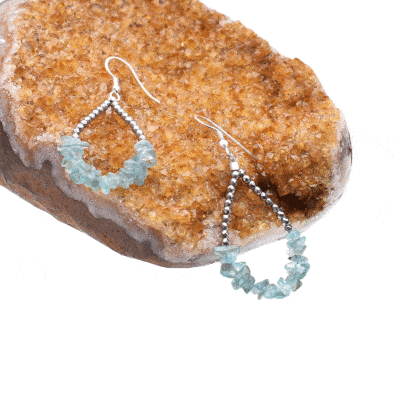 Handmade, teardrop shaped earrings made of sterling silver and natural apatite and hematite gemstones in an irregular and spherical shape. Buy online shop.