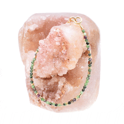 Χειροποίητο βραχιόλι με ταγιαρισμένες φυσικές πέτρες Ανιολίτη σφαιρικού σχήματος και διακοσμητικά στοιχεία από επιχρυσωμένο ασήμι 925. Αγοράστε online shop.