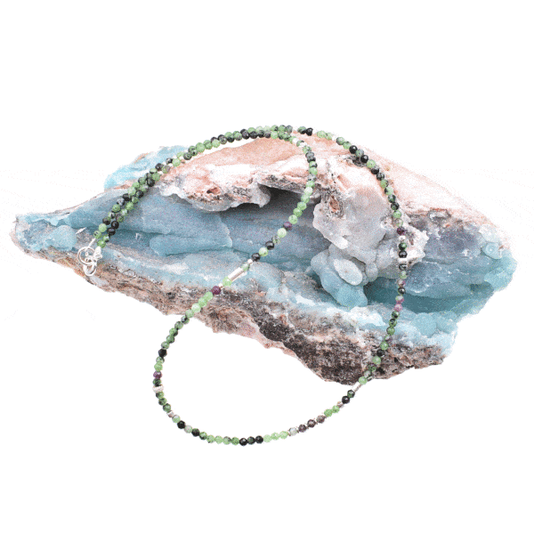 Χειροποίητο κολιέ με ταγιαρισμένες φυσικές πέτρες Ανιολίτη σφαιρικού σχήματος και διακοσμητικά στοιχεία από ασήμι 925. Αγοράστε online shop.