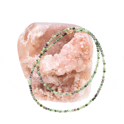Χειροποίητο κολιέ με ταγιαρισμένες φυσικές πέτρες Ανιολίτη σφαιρικού σχήματος και διακοσμητικά στοιχεία από επιχρυσωμένο ασήμι 925. Αγοράστε online shop.