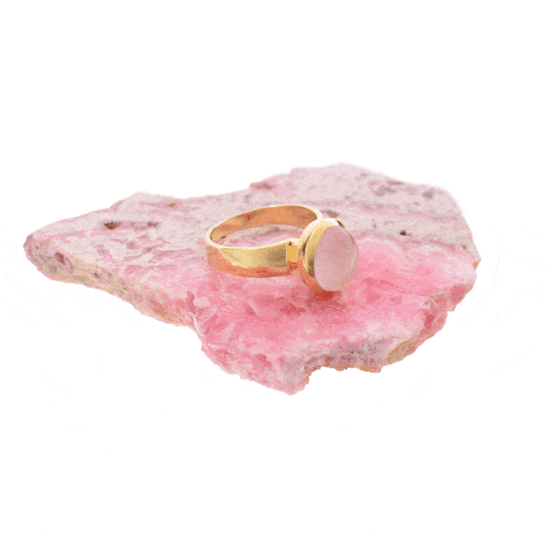 Handmade ring made of gold plated sterling silver and natural rose quartz gemstone in an oval shape. Buy online shop.