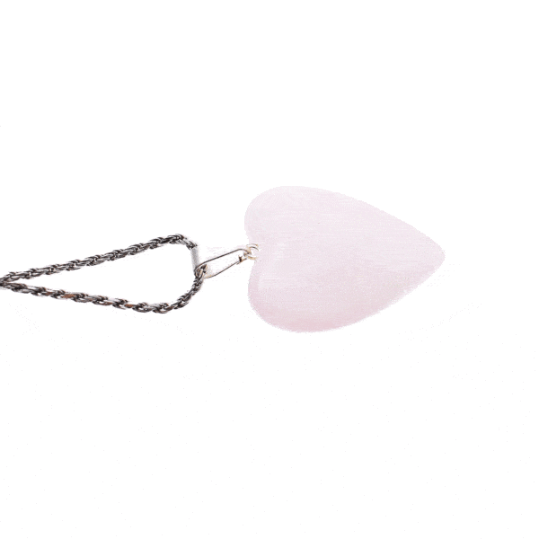 Μενταγιόν από φυσική πέτρα Ροζ Χαλαζία σε σχήμα καρδιάς με κρίκο από επαργυρωμένο υποαλλεργικό μέταλλο. Το μενταγιόν είναι περασμένο σε χειροποίητη, πλεκτή αλυσίδα από ασήμι 925. Αγοράστε online shop.