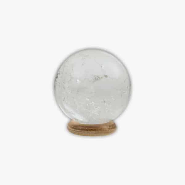 Γυαλισμένη σφαίρα από φυσικό Κρύσταλλο Χαλαζία με διάμετρο 5cm. Η σφαίρα συνοδεύεται από μια ξύλινη βάση. Αγοράστε online shop.