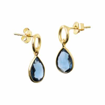 Χειροποίητα σκουλαρίκια με φυσικές φασεταρισμένες πέτρες London Μπλε Τοπάζι σε σχήμα δάκρυ και διακοσμητικά στοιχεία από επιχρυσωμένο ασήμι 925. Αγοράστε online shop.