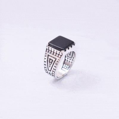 Handmade ring made of sterling silver and natural onyx gemstone, in a square shape. Buy online shop.