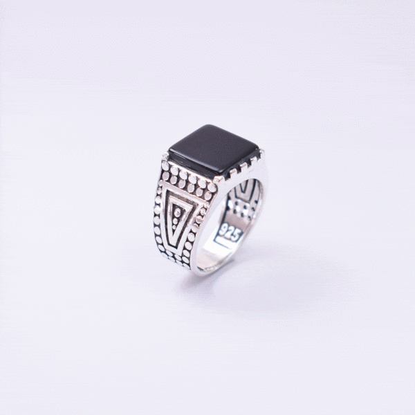 Handmade ring made of sterling silver and natural onyx gemstone, in a square shape. Buy online shop.