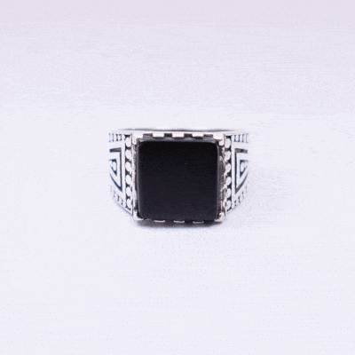 Handmade ring made of sterling silver and natural onyx gemstone, in a square shape. Buy online shop.