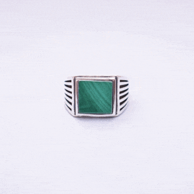 Χειροποίητο δαχτυλίδι από ασήμι 925 και φυσική πέτρα Μαλαχίτη τετράγωνου σχήματος. Αγοράστε online shop.