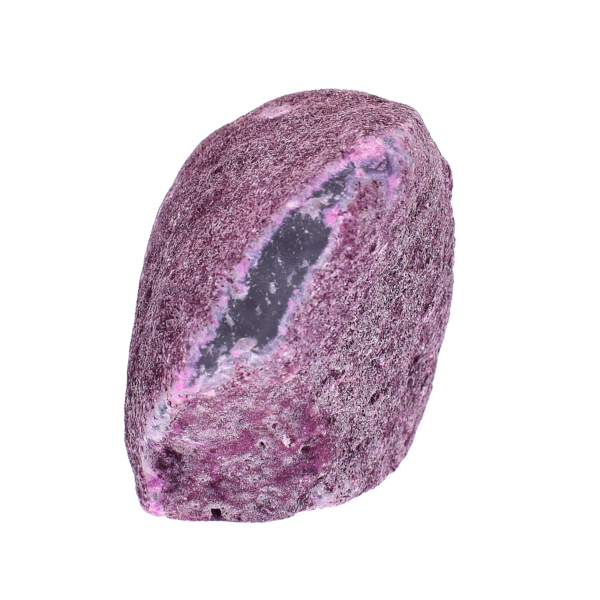 Small natural agate geode gemstone with crystal quartz. The geode has pink colour and a height of 6cm. 