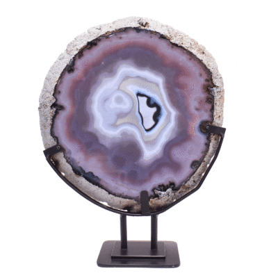 Polished slice of natural chalcedony gemstone with crystal quartz, placed on a black metallic base. The product has a height of 48cm. 