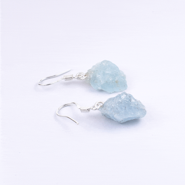 Long earrings made of natural, raw aquamarine gemstone ans sterling silver. Buy online shop.