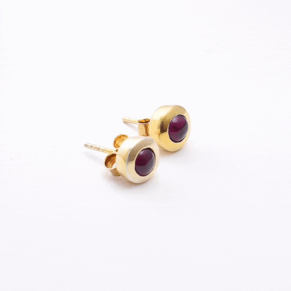 Handmade studded earrings made of gold plated silver and natural spherical shaped garnet gemstones. Buy online shop.
