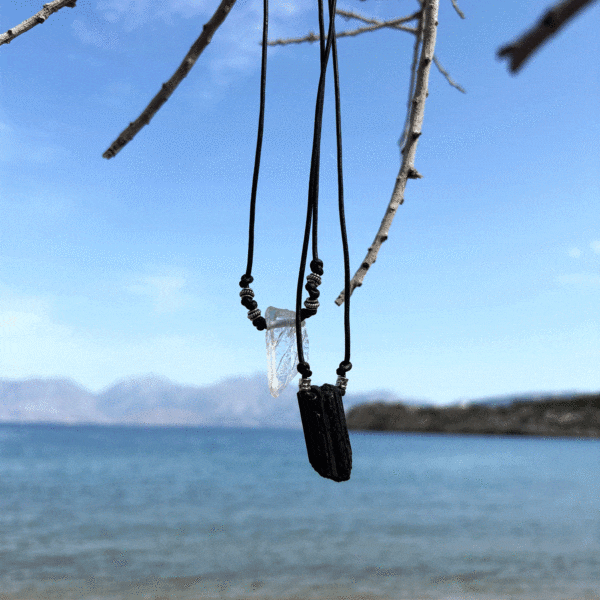 Χειροποίητο κολιέ από φυσικό ακατέργαστο Κρύσταλλο Χαλαζία, με μήκος 59 εκατοστά, δεμένο με μαύρο δέρμα και στοιχεία από ασήμι 925.