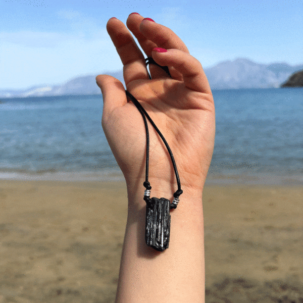 Χειροποίητο κολιέ από φυσικό ακατέργαστο πέτρωμα Μαύρης Τουρμαλίνης, με μήκος 60 εκατοστά, δεμένο με μαύρο δέρμα και στοιχεία από ασήμι 925.