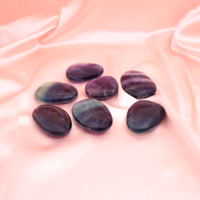 Natural, polished Fluorite palm stones, displaying vivid purple and green zoning. The size ranges from 4.0cm to 4.5cm, ideal for meditation, energy protection or as a decorative and collectible piece.